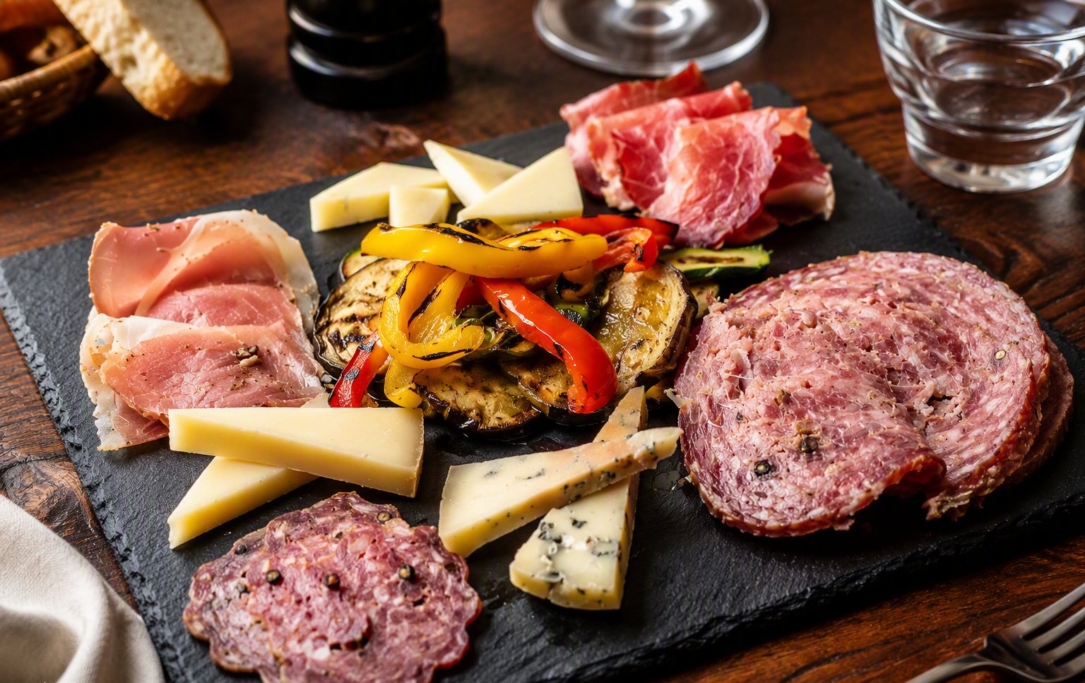 Tagliere di salumi e pecorino su ardesia